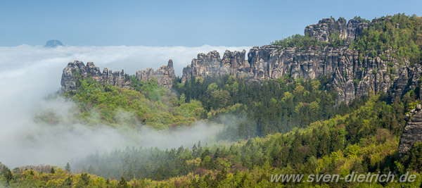 Schrammsteinkette im Frhlingsnebel